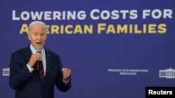 Prezidan Joe Biden pale sou pwoteksyon Sekirite Sosyal, Medicare ak rediksyon pri medikaman yo pandan yon vizit nan eta Florid, Madi 1 Nov. 2022. 