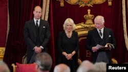 Prens William, Prens de Gal, Rèn Camilla ak Wa Charles III asiste Konsèy Aksesyon an nan Palè St. James, kote yo pwoklame ofisyèlman Wa Charles nouvo monak la Grand Bretay apre lanmo Rèn Elizabeth II nan Lond, 10 Sept. 2022. 