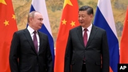 Foto Achiv: Prezidan Lachin Xi Jinping (a dwat) ak Prezidan Larisi Vladimir Putin pandan yon rankont nan Peken, 4 Fevriye 2022. 