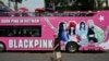 Xe buýt với hình ảnh quảng bá cho show diễn của nhóm nhạc Hàn Quốc Blackpink tại Hà Nội hôm 28/7. Hàng chục nghìn khán giả đã tới xem 2 buổi diễn của nhóm nhạc nữ K-Pop tại sân Mỹ Đình hôm 29-30/7.