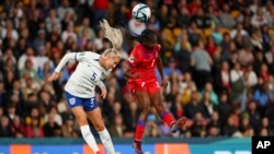 Jwez Anglez Alex Greenwood (a goch) goumen ak Ayisyenn Louis Batcheba pou pran kontwol balon an pandan match Gwoup D yo nan Brisbane, Ostrali, 22 Jiye, 2023. 