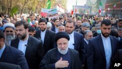 Nan foto sa a ke Biwo Prezidans Iranyen an pataje ak lapres, Prezidan Ebrahim Raisi (mitan) asiste rasanbleman anyen pou komemore revolisyon Islamik 1979 la nan Teheran, Iran, 11 Fevriye 2024. 