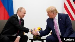 Tổng thống Nga Vladimir Putin và Tổng thống Hoa Kỳ Donald Trump bắt tay nhau trong cuộc gặp song phương tại hội nghị thượng đỉnh các nhà lãnh đạo G20 ở Osaka, Nhật Bản, ngày 28/6/2019.