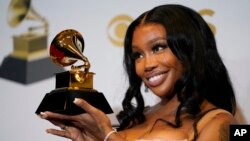 Foto Achiv: SZA ak pri Grammy li pou meye duyo - pefomans pop pou "Kiss Me More" nan 64em seremoni Remiz Pri Grammy yo nan Las Vegas, 3 Avril, 2023.