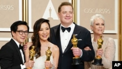 Loreya pri Oscar (de goch a dwat) Ke Huy Quan, Michelle Yeoh, Brendan Fraser ak Jamie Lee Curtis, poze ak pri Oscar yo nan Los Angeles, 12 Mas, 2023. 