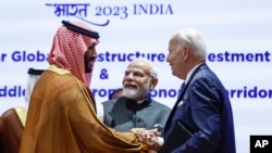 Prens Eritye Arabi Saoudit, Mohammed bin Salman Al Saud (a goch) salye Prezidan Joe Biden (a dwat) epi Premye Minis End la, Narendra Modi (mitan) 9 Sept. 2023 nan New Delhi, End. 