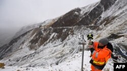 Một công nhân lắp đặt thiết bị thăm dò tại Công viên Quốc gia Denali, Alaska, ngày 21/9/2022. 