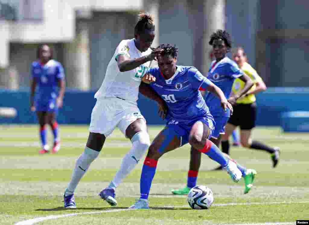 Jwe Senegal Korka Fall ak Ayisyen Kethna Louis pandan match Senegal - Ayiti a nan stad North Harbour, Auckland, La Nouvel Zeland, 18 Fevriye 2023. 