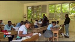 Elev Lekol ap Konpoze Examen Leta nan No Ayiti