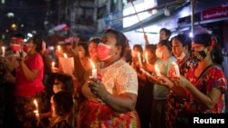 စစ်အာဏာသိမ်းဆန့်ကျင့်ရေး မြန်မာအမျိုးသမီးများ ရန်ကုန်မြို့တွင်ဆန္ဒပြနေကြစဉ် (ဖေဖော်ဝါရီ ၅၊ ၂၀၂၁)