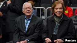 Ông bà Carter dự khán một trận banh của giải NBA tại State Farm Arena, Atlanta, năm 2019. (Dale Zanine-USA Today Sports via Reuters)