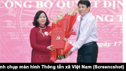 Bà Bùi Thị Minh Hoài nhận chúc mừng từ Thường trực Ban bí thư Lương Cường hôm 17/7