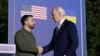 Tổng thống Mỹ Joe Biden và Tổng thống Ukraine Volodymyr Zelenskyy bắt tay vào ngày ký thỏa thuận an ninh mới giữa Mỹ và Ukraine, tại Fasano, Ý, ngày 13 tháng 6 năm 2024.