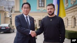 Foto Achiv: Premye Minis Japon Fumio Kishida (a goch) ak Prezidan Ikrenyen an Volodymyr Zelenskyy.