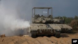 Tank Izrayelyen fe manev tou pre fwontye Izrael-Gaza a nan sid Izrayel, 13 Nov. 2023. 