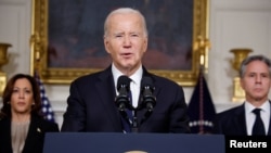 Prezidan Joe Biden ak Vis Prezidan Kamala Harris ak Sekrete Deta Antony Blinken bo kote li, pale sou konfli Izrael ak Hamas la nan Lamezonblanch, 10 Oktob, 2023 nan Washington.