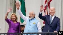 Premye Dam Etazini Jill Biden, Premye Minis Endyen Narendra Modi ak Prezidan Joe Biden pandan seremoni akey sou Gazon Sid Lamezonblanch la, 22 Jyen 2023. 