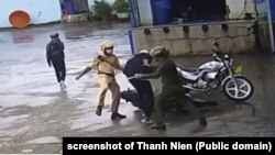 Hai cảnh sát đánh đập thiếu niên bị camera ghi lại ở Vĩnh Châu, Sóc Trăng, vào ngày 25/9/2022.