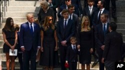 Ansyen Prezidan Donald Trump, Madanm ni Melania, pitit gason ni Barron, bo fis li Jared Kushner, pitit fi li Ivanka, pitit gason li Donald Jr epi Eric asiste fineray Ivana Trump nan legliz katolik St. Vincent Ferrer nan Nouyok, 20 Jiye, 2022. 