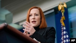 Pot pawol Lamezonblanch Jen Psaki pale pandan yon rakont ak lapres nan Washington, Vandredi 25 Fevriye, 2022. 