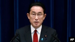 Premye Minis Japone a, Fumio Kishida pran la pawol pandan yon konferans pou lapres nan rezidans ofisyel li nan Tokyo, 25 Fevriye 2022. 