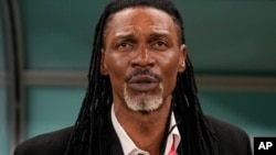 Antrene seleksyon nasyonal Kamewoun nan, Rigobert Song koute im nasyonal la anvan match Gwoup G ekip la kont Brezil nan Mondyal Foutbol Qatar la, 2 Desanm, 2022. 