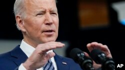 Prezidan Joe Biden pale sou plan administrasyon an genyen pou'l konbat pri gazolin nan ki ogmante 17 wote depi Lamezonblanch, Jedi 31 Mas, 2022. 