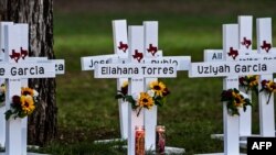 Des croix ornent un mémorial de fortune pour les victimes de la fusillade à l'école élémentaire Robb à Uvalde, au Texas, le 26 mai 2022. (Photo de Chandan Khanna/ AFP)