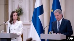 Finland's Prime Minister Sanna Marin (L) and Finland's President Sauli Niinistö give a press conference to announce that Finland will apply for NATO membership at the Presidential Palace in Helsinki, May 15, 2022. 