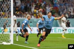 Vedet seleksyon nasyonal Urugwe a, Luis Suarez selebre apre ko ekiye li Giogian de Arrascaeta make yon gol nan match Gwoup H la kont Ghana nan Mondyal Foutbol Qatar la, 2 Desanm 2022.