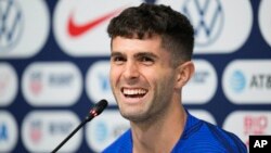 Christian Pulisic, vedet ekip Etazini an pandan yon konferans pou lapres nan Doha, Qatar, Jedi 1 Desanm, 2022. 