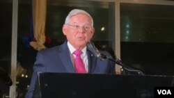 Senate Demokrat Bob Menendez pandan gala NHAEON nan nan eta New Jerze. 