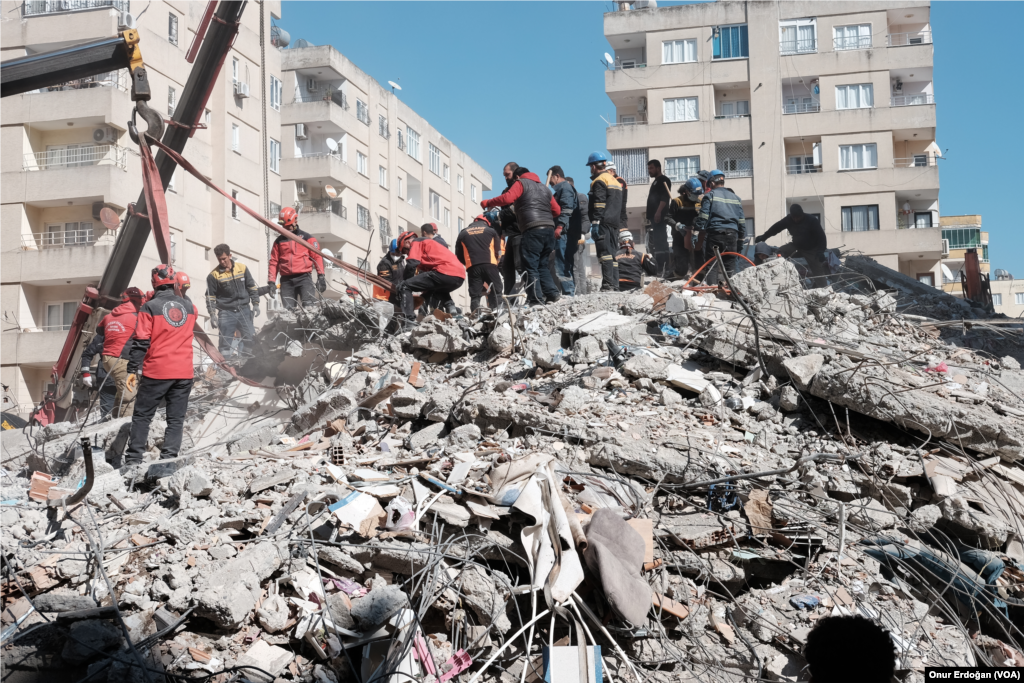 Osmaniye&#39;deki Metin Tamer sitesinde arama-kurtarma çalışmaları sürüyor.