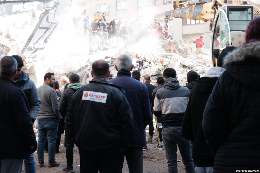 Metin Tamer sitesinde her katta 4 daire vardı. Enkazdan ilk gün birkaç kişi canlı kurtarıldı ama son iki günde 50&rsquo;den fazla kişinin cansız bedenine ulaşıldı.