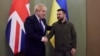 Tổng thống Ukraine Volodymyr Zelenskyy và Thủ tướng Anh Boris Johnson bắt tay trước cuộc họp khi ông Johnson đến thăm thủ đô Kyiv, Ukraine ngày 9 tháng 4 năm 2022. Ảnh do Ban Báo chí của Tổng thống Ukraine cung cấp.