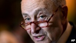 Lide Majorite Sena a, Chuck Schumer, yon Demokrat ki reprezante eta Nouyok, rankontre jounalis yo apre yon rankont nan Kapitol la Madi, 5 Avril 2022. 