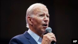 Prezidan Joe Biden pran la pawol pandan yon miting politik nan Inivesite Florida Memorial nan eta Florid, Madi 1 Nov. 2022. 