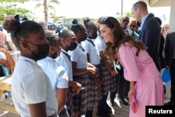 Prens William d'Anglete ak madanm ni Catherine, Diches Cambridge la koze ak timoun pandan yon vizit nan zile Great Abaco nan Bahamas, 26 Mas 2022.