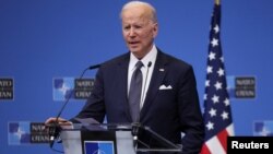 Prezidan Joe Biden pale pandan yon konferans pou lapres nan kad rankont o some Inyon Ewop la kote yap diskite sou envazyon La Risi fe nan Ikren, depi Brussels, Beljik, 20 Mas 2022. 