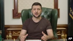 Prezidan Ikrenyen an Volodymyr Zelenskyy pwononse yon diskou nan vil Kyev, Ikren, bone Dimanch 20 Mas, 2022.