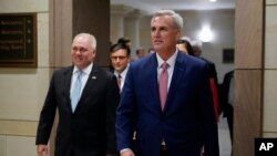 Foto Achiv: Lide minorite Kevin McCarthy (Repibliken Kalifoni) ak Depite Repibliken Lwizyann Steve Scalise apre yon rankonto lideship Repibliken an nan Kongre a, 15 Nov. 2022. 