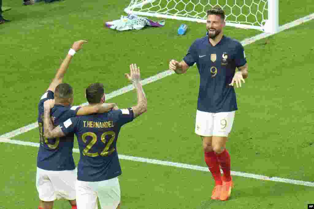 Franse Olivier Giroud resevwa akolad ko-ekipye li yo apre li make yon gol nan match La Frans kont Ostrali nan Gwoup D a nan Mondyal Qatar la, 22 Nov. 2022. 