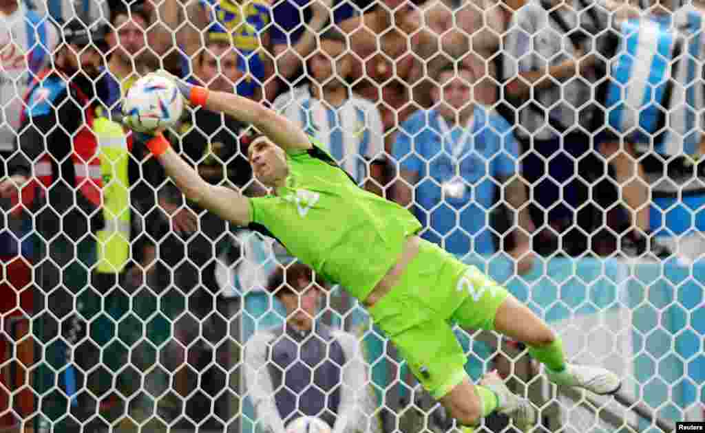 Gadyen Ajantin Emiliano Martinez anpeche balon an antre nan file a pandan match seleksyon nasyonal Ajantin kont Meksik nan Mondyal Foutbol Qatar la, 26 Nov. 2022. 