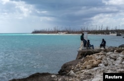 Chofe taksi chita bo kote lanme pandan yap tann kliyan yo nan Grand Bahama, Bahamas, 6 Oct. 2019.