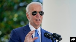 Foto Achiv: Prezidan Joe Biden pran la pawol anvan li siyen 2 pwoje lwa ki vizte konbat fwod nan pwogram soulajman COVID-19 pou ti biznis yo, Vandredi 5 Out, 2022. 