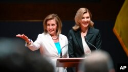 Lide La Chanm de Reprezantan Etazini Nancy Pelosi prezante Olena Zelenska, premye dam Ikren bay manm Kongre a nan Capitol la, Mekredi 20 Jiye 2022. 