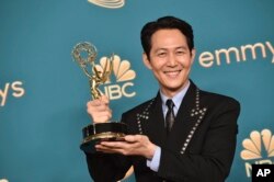 Akte Sid Koreyen Lee Jung-jae kenbe twofe Emmy li pou meye akte prensipal nan yon seri dramatik pou "Squid Game" nan seremoni remiz pri Emmy yo, Lendi 12 Sept. nan Los Angeles.