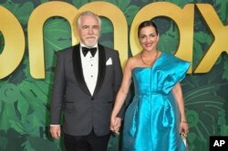 Akte Brian Cox ki jwe nan "Succession" epi Nicole Ansari-Cox rive nan fet HBO ak HBO Max la pou fete gayan pri Emmy yo nan West Hollywood, Kalifoni, 12 Sept. 2022.