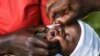 Foto Achiv: Yon tibebe resevwa yon vaksen oral kont maladi polio nan Lilongwe, Malawi, 20 Mas 2022. 