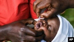 Foto Achiv: Yon tibebe resevwa yon vaksen oral kont maladi polio nan Lilongwe, Malawi, 20 Mas 2022. 